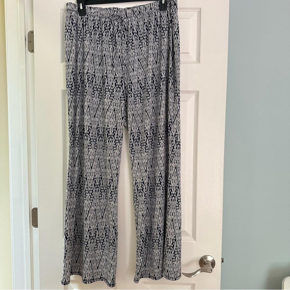 2X white and navy relaxed fit pants